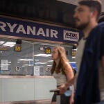 Ventanilla de Ryanair en el Aeropuerto Josep Tarradellas Barcelona-El Prat