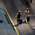 Dos mujeres caminan por un andén de la estación de Ave Madrid - Puerta de Atocha