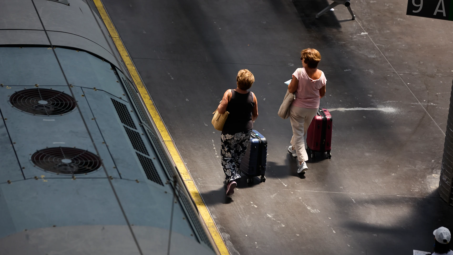 Dos mujeres caminan por un andén de la estación de Ave Madrid - Puerta de Atocha