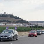 Marcha lenta por la N-122 entre Quintanilla de Arriba (Valladolid) y Castrillo de Duero (Burgos) con el castillo de Peñafiel al fondo