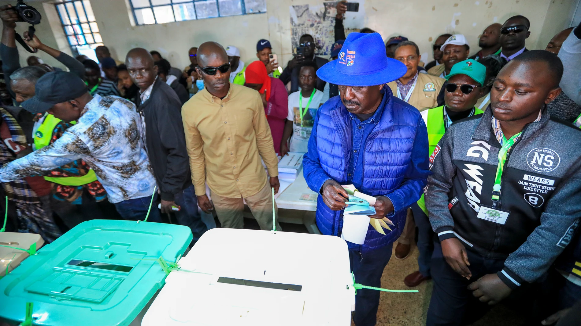 El candidato a la presidencia Raila Odinga deposita su voto en la mañana del martes.