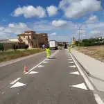 Operarios dibujan la nueva señalización de la DGT en el municipio de Nava de Roa | Fuente: DGT