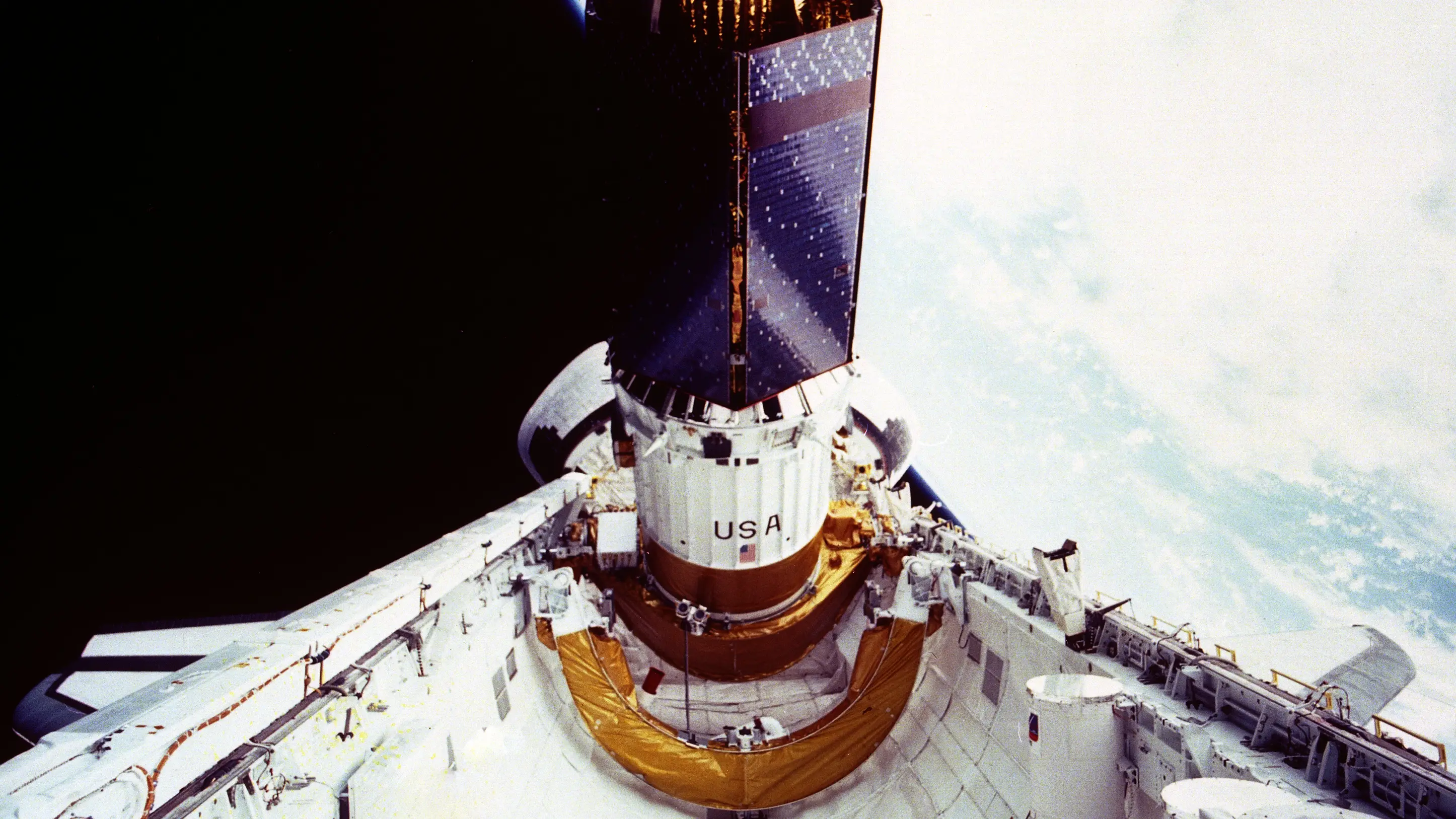 Despliegue del satélite TDRS-E durante la misión STS-43 del transbordador Atlantis.