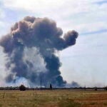 Columna de humo provocada por las explosiones en Novofedorovka (Crimea)