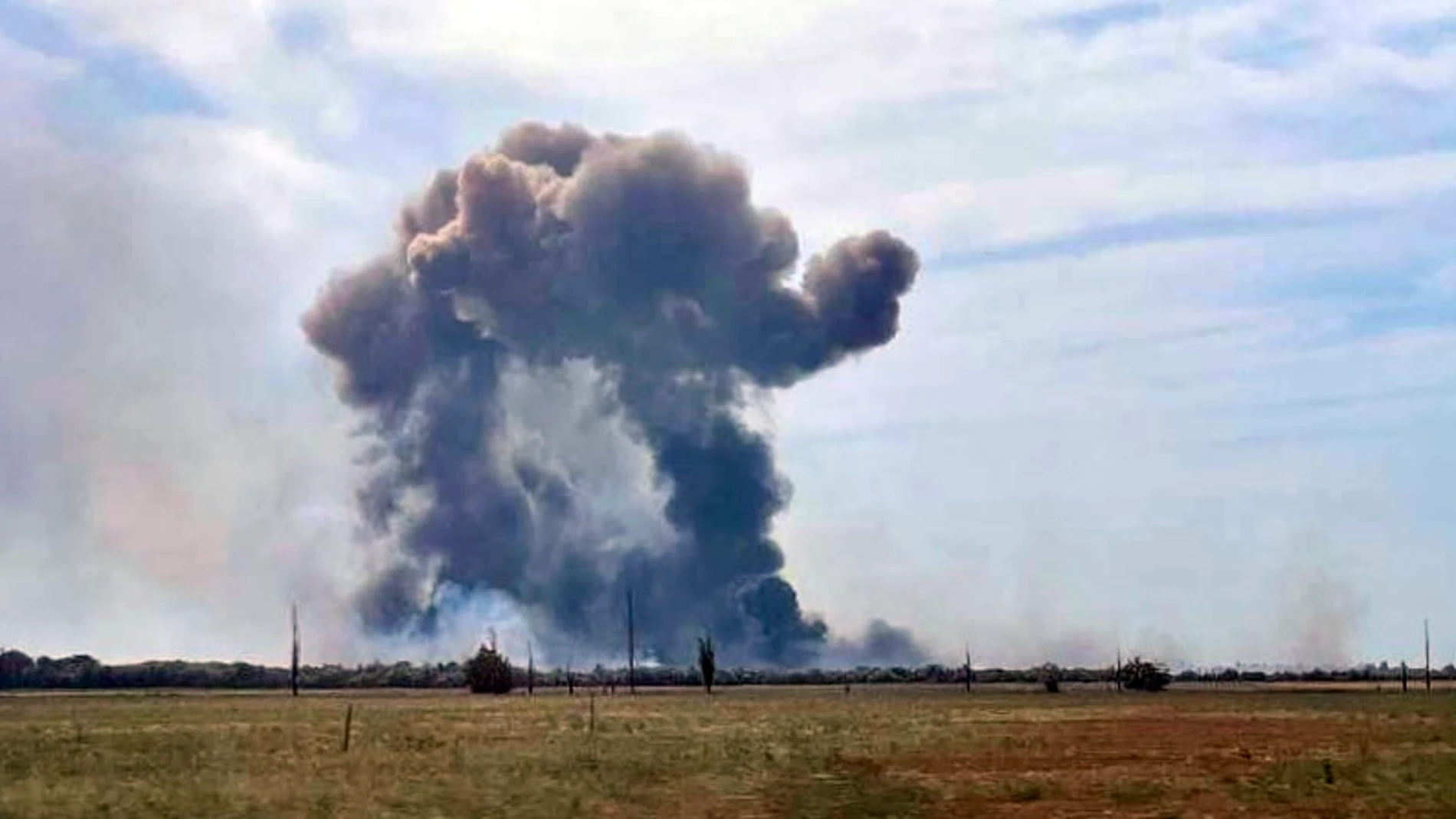 Columna de humo provocada por las explosiones en Novofedorovka (Crimea)