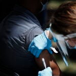 Un hombre recibe la vacuna frente a la viruela del mono en Barnsdall Art Park, en Los Angeles, California