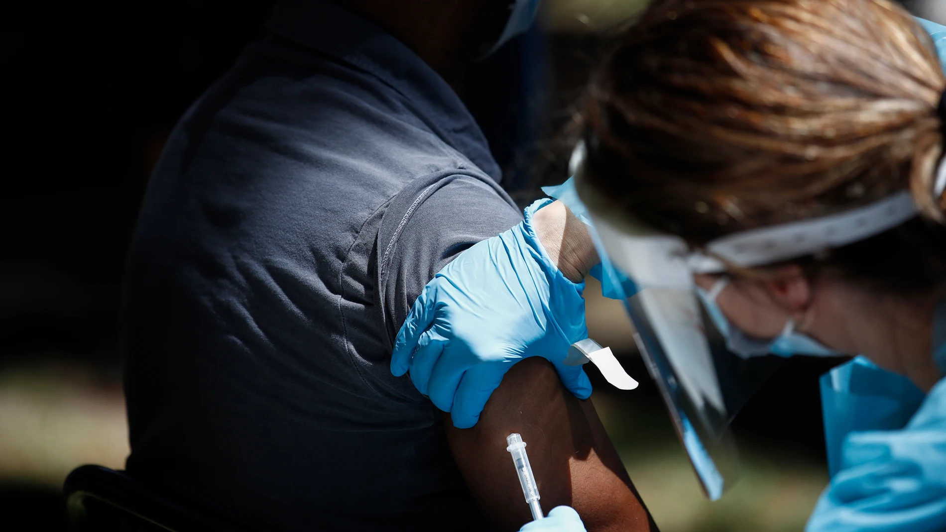 Un hombre recibe la vacuna frente a la viruela del mono en Barnsdall Art Park, en Los Angeles, California