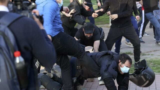 Varias personas agreden a un policía durante un acto de Vox en Vallecas