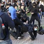 Varias personas agreden a un policía durante un acto de Vox en Vallecas