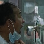 Un hombre se hace una prueba rutinaria de coronavirus en Beijing (China)