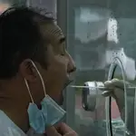 Un hombre se hace una prueba rutinaria de coronavirus en Beijing (China)