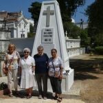 Varias mujeres posan delante del monumento en el cementerio cristiano de Tánger