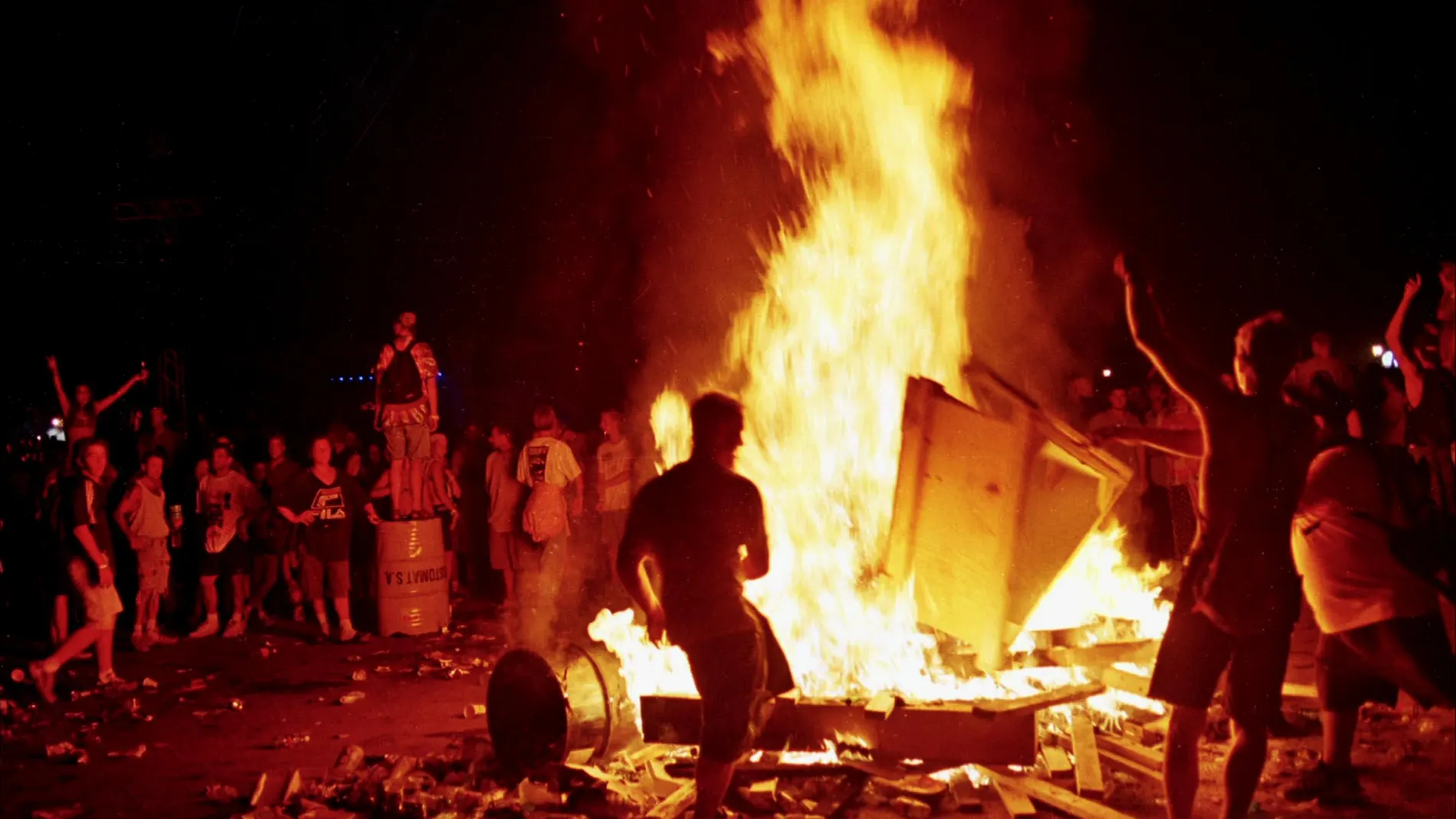El festival terminó con un multitudinario y peligroso incendio