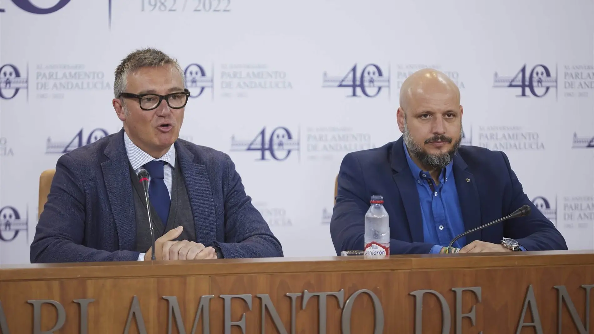El portavoz parlamentario de Vox, Manuel Gavira, y el portavoz adjunto, Rodrigo Alonso, en la sala de prensa de la Cámara andaluza