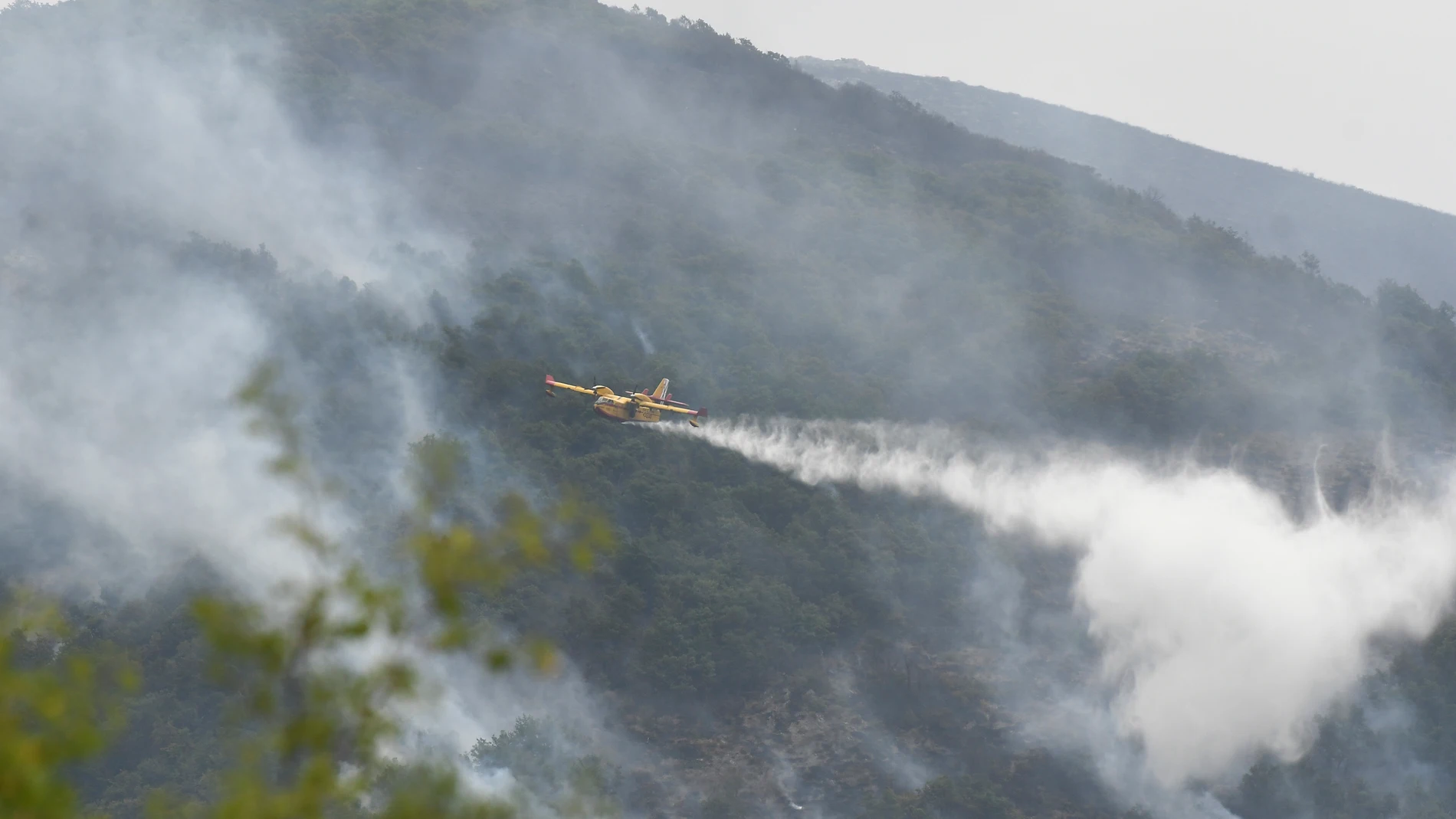 Los medios aéreos trabajan para sofocar el incendio de León