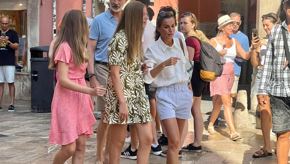 Los Reyes Felipe VI y Letizia disfrutan con sus hijas, la Princesa Leonor y la Infanta Sofía, de un paseo por el centro de Palma de Mallorca.