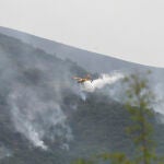 Medios aéreos trabajan en la extinción del incendio de la Cabrera