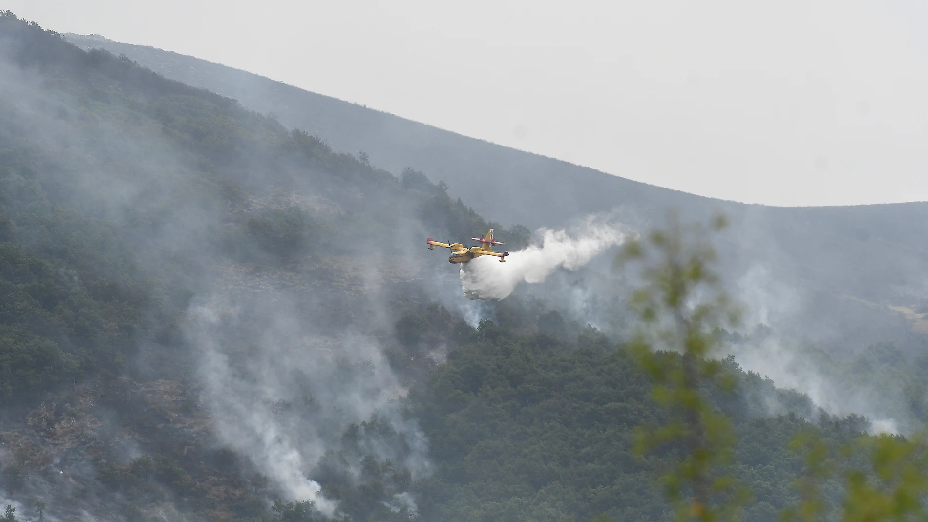 Medios aéreos trabajan en la extinción del incendio de la Cabrera