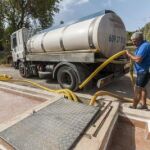 Camión cisterna dejando agua