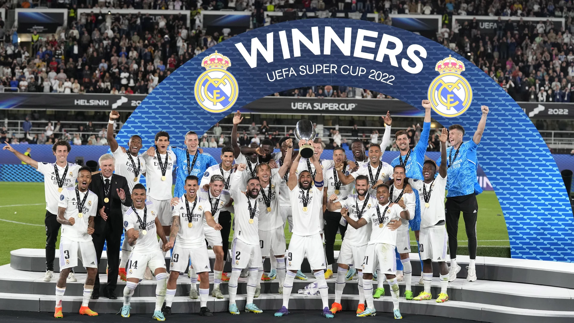 Karim Benzema levanta el trofeo del Real Madrid como campeón de la Supercopa