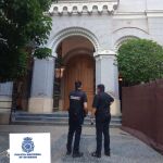 La Policía Nacional detiene a dos individuos cuando interrumpieron en una iglesia con gritos y gestos obscenos la celebración del acto religioso