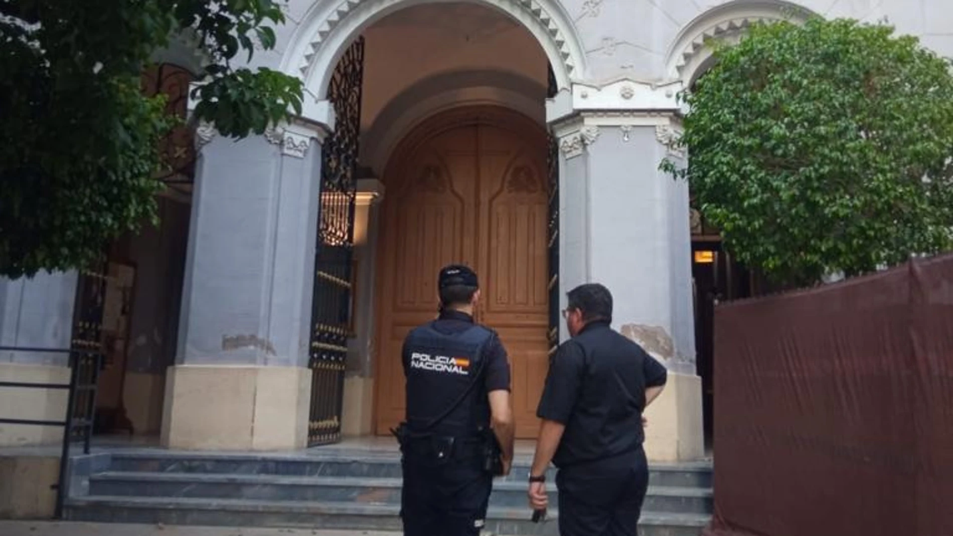 La Policía Nacional detiene a dos individuos cuando interrumpieron en una iglesia con gritos y gestos obscenos la celebración del acto religioso