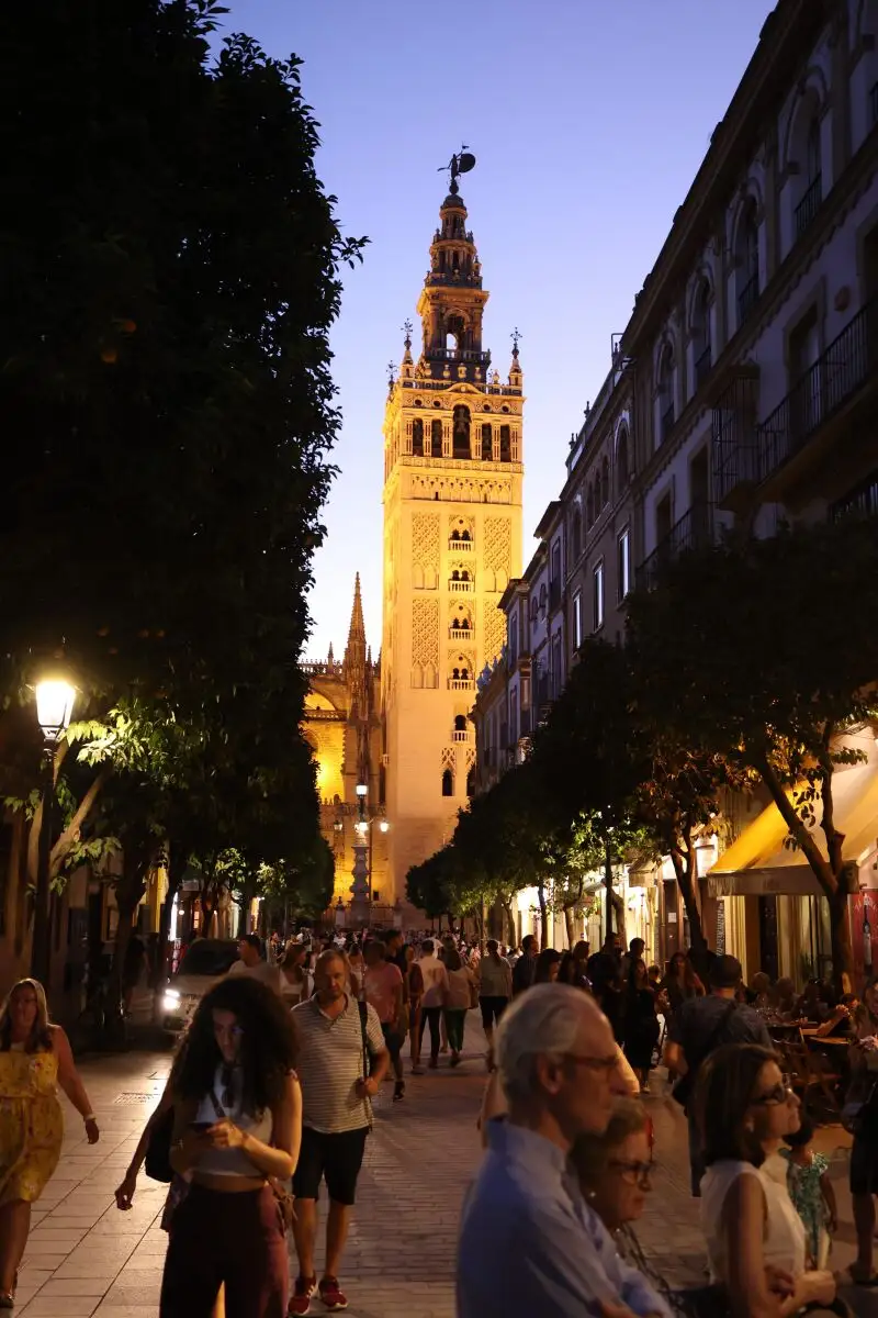 La Giralda también continuará iluminada de noche