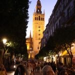 La Giralda también continuará iluminada de noche