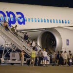 Algunos de los ciudadanos afganos evacuados por España a su llegada a Madrid