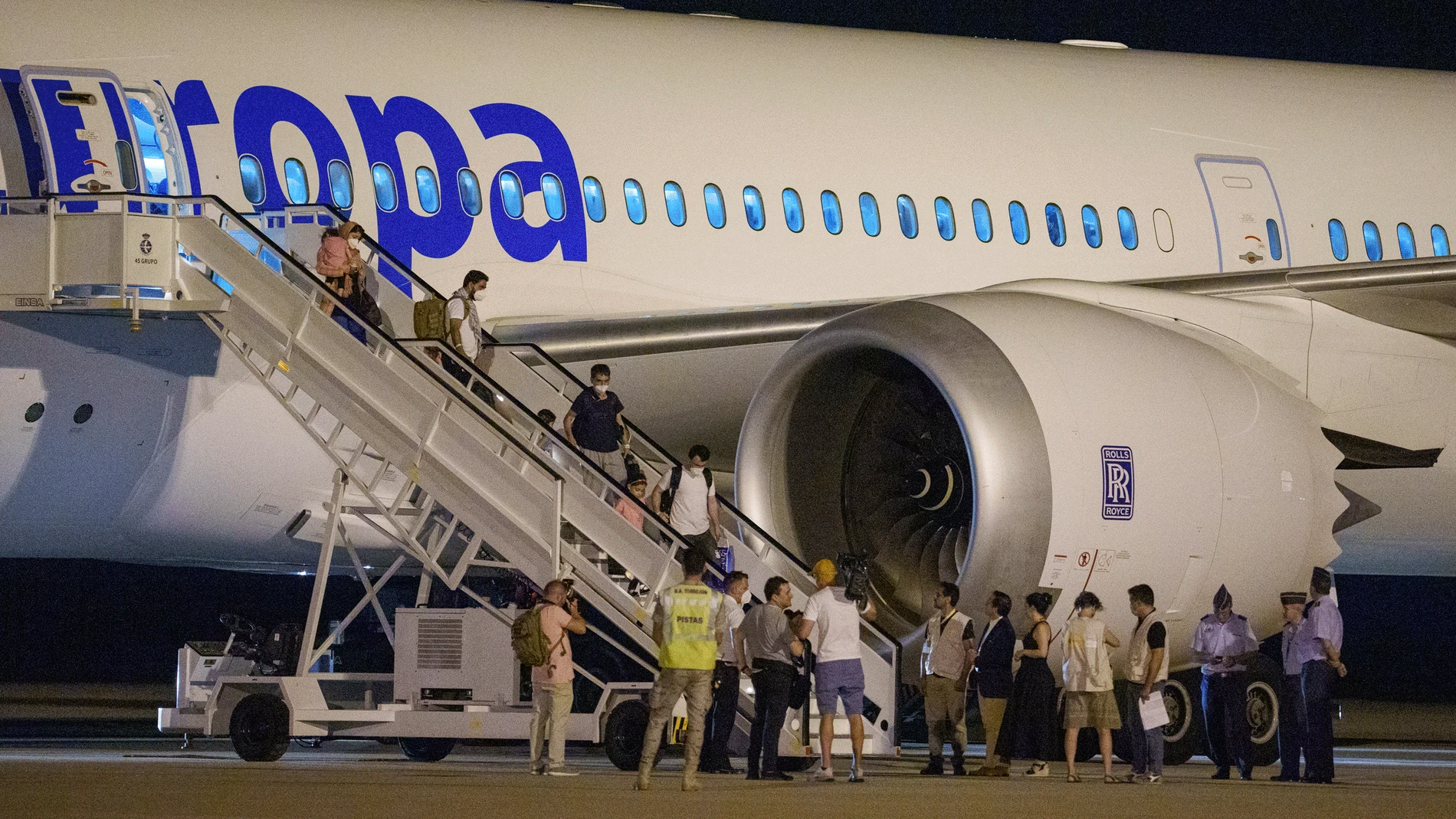 Algunos de los ciudadanos afganos evacuados por España a su llegada a Madrid