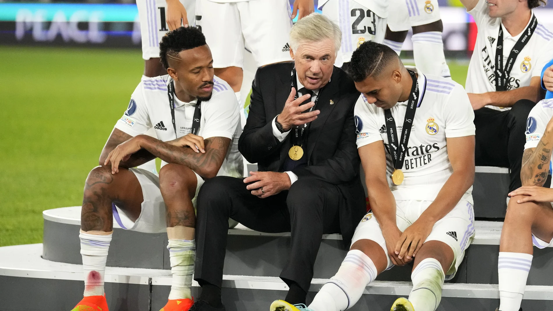 Carlo Ancelotti, conversa con Militao y Casemiro tras ganar la Supercopa de Europa