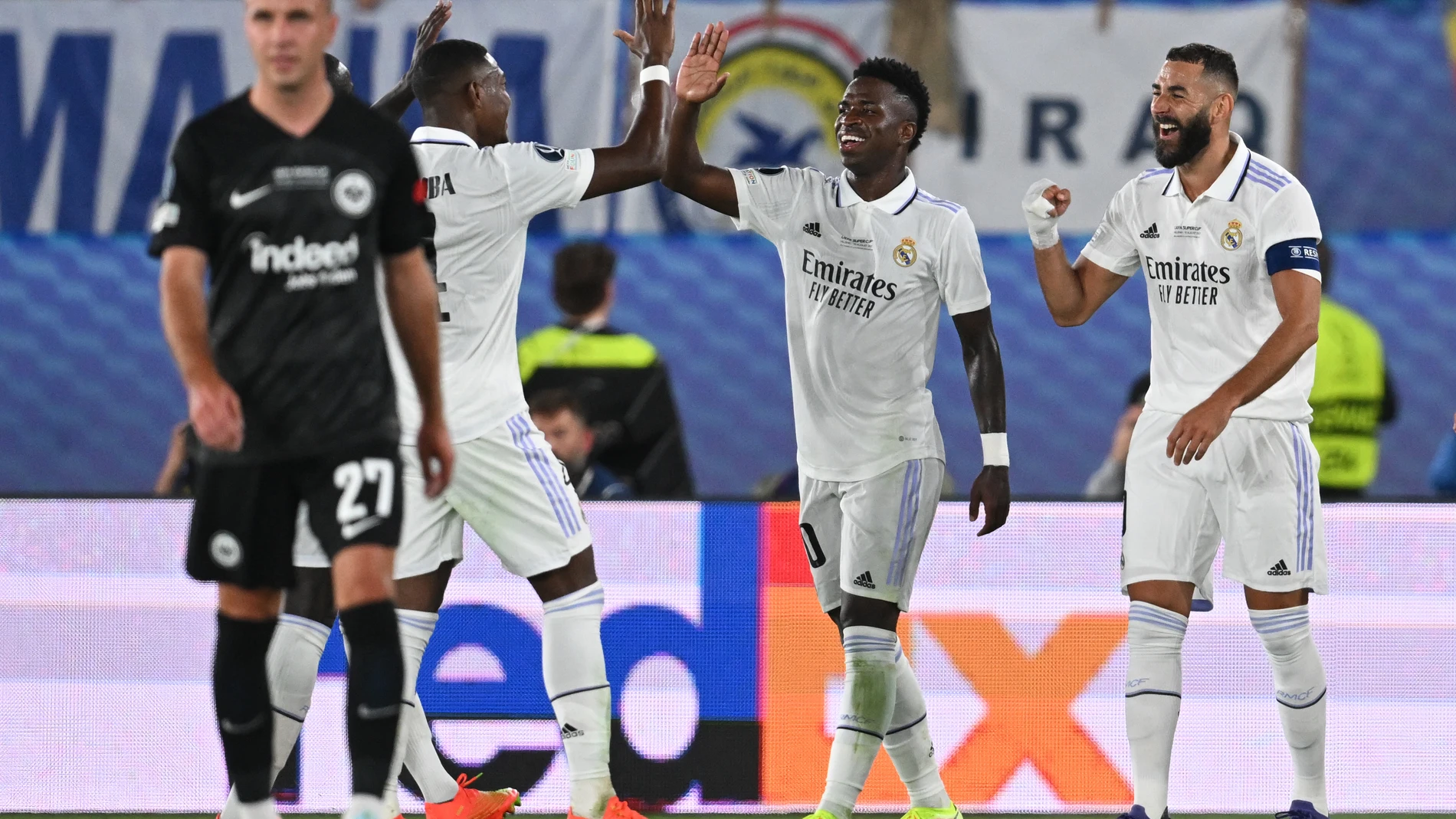 Alaba, Vinicius y Benzema celebran uno de los goles en el Real Madrid-Eintracht de la final de la Supercopa de Europa
