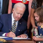 Joe Biden firma una ley para aumentar las ayudas a los veteranos expuestos a productos tóxicos
