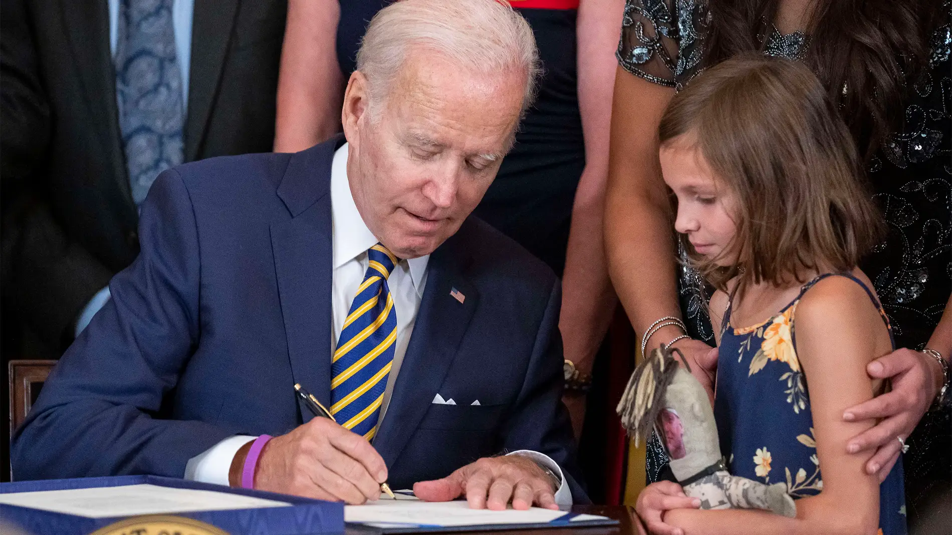 Joe Biden firma una ley para aumentar las ayudas a los veteranos expuestos a productos tóxicos