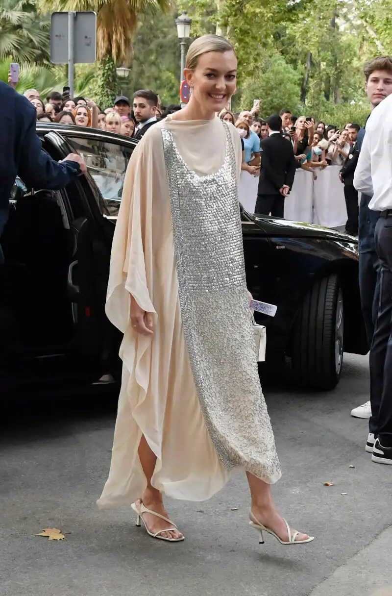 Marta Ortega en el desfile de Dior en Sevilla con vestido de Zara.