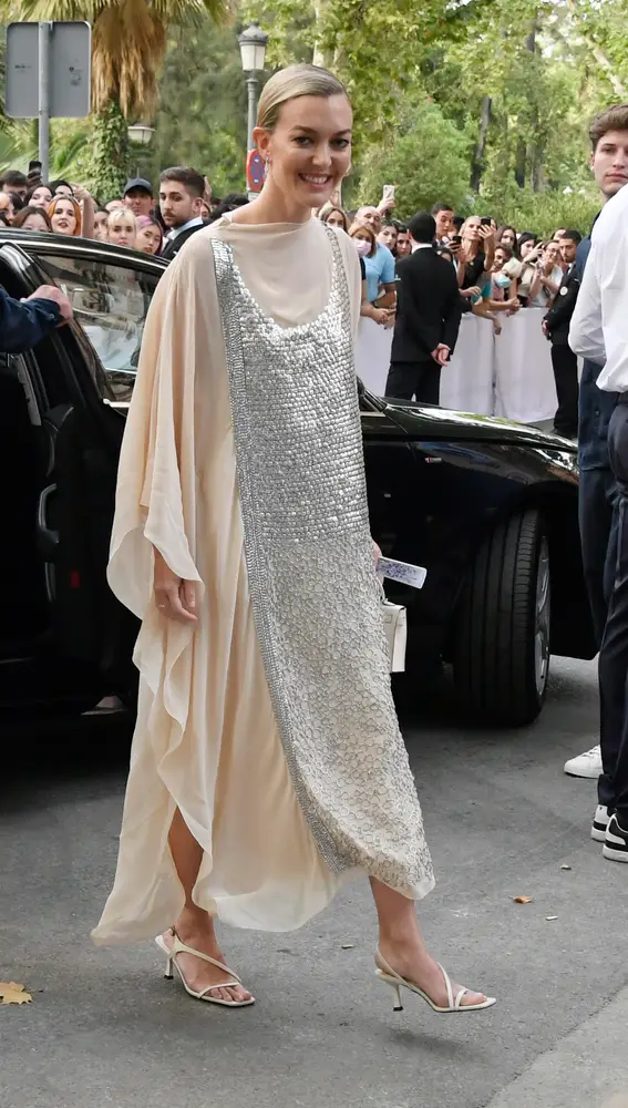 Marta Ortega en el desfile de Dior en Sevilla con vestido de Zara.