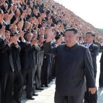 El líder norcoreano, Kim Jong Un, saluda a un grupo de sanitarios y científicos