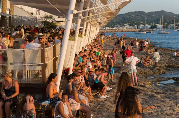 LA RAZÓN pregunta a los españoles: ¿Cree que se liga más en verano que en el resto del año?