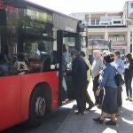 Viajeros suben a un autobús urbano de Burgos