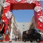 La calle Larios se engalana para la Feria de Málaga