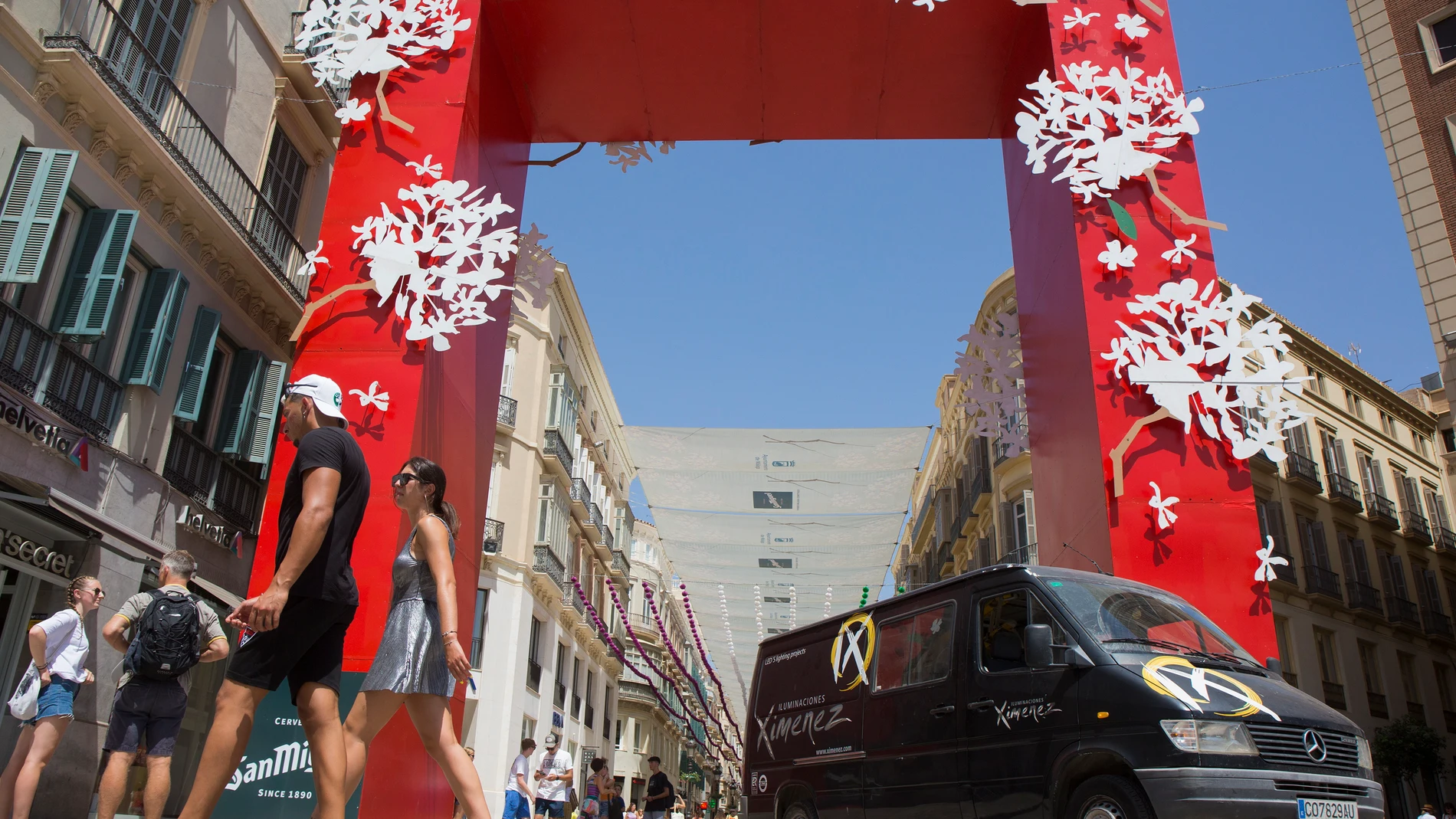 La calle Larios se engalana para la Feria de Málaga