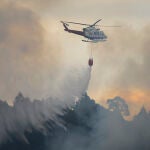 El helicóptero del 112 durante los trabajos de extinción del incendio forestal declarado en la localidad cántabra de Hazas de Cesto