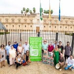 Miembros de la Comisión Promotora posan ante el Parlamento, este jueves, con las cajas con las 52.000 firmas