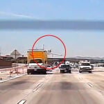 Captura del video de un avión estrellándose en una autopista de California