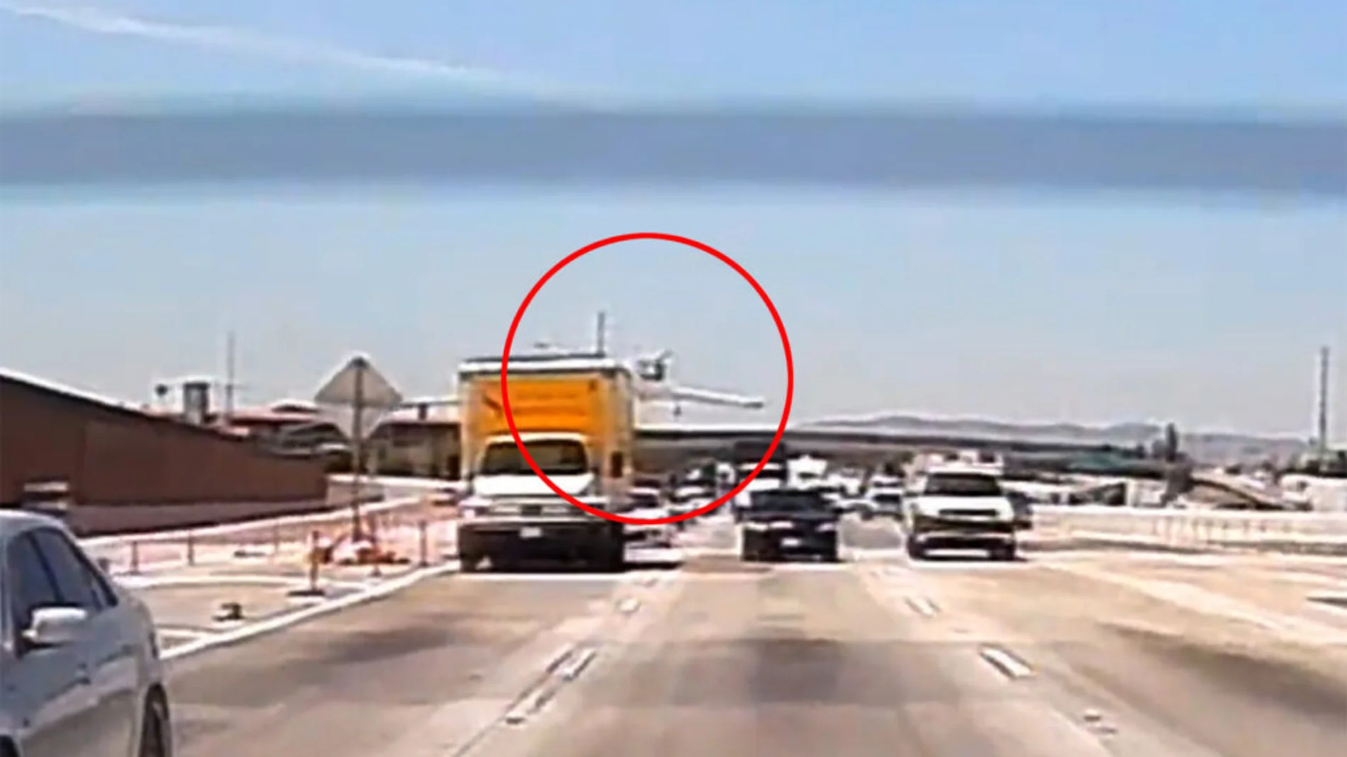Captura del video de un avión estrellándose en una autopista de California