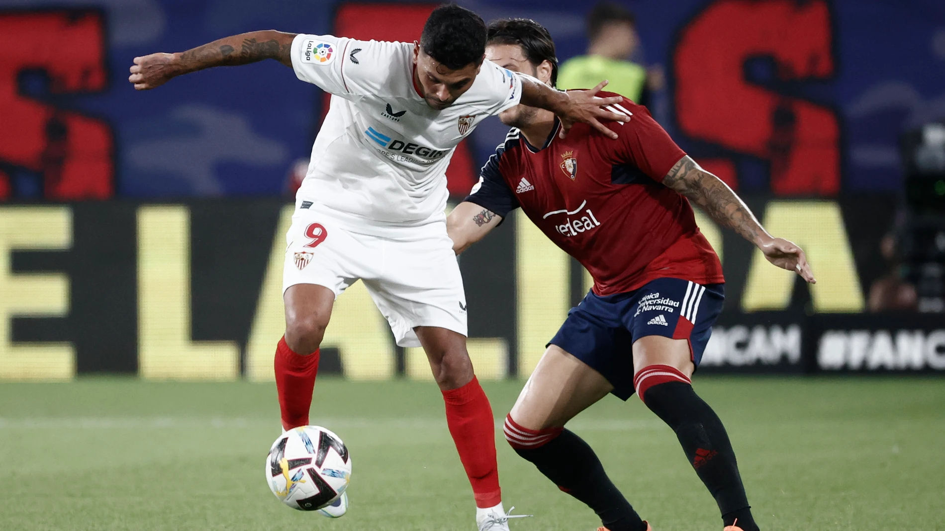 Tecatito Corona con el Sevilla. EFE/ Jesús Diges