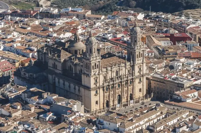 ¿Dónde está la única catedral de España rodeada de balcones?