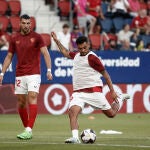 Tecatito Corona, antes del partido entre Osasuna y Sevilla de la primera jornada de la Liga Santander