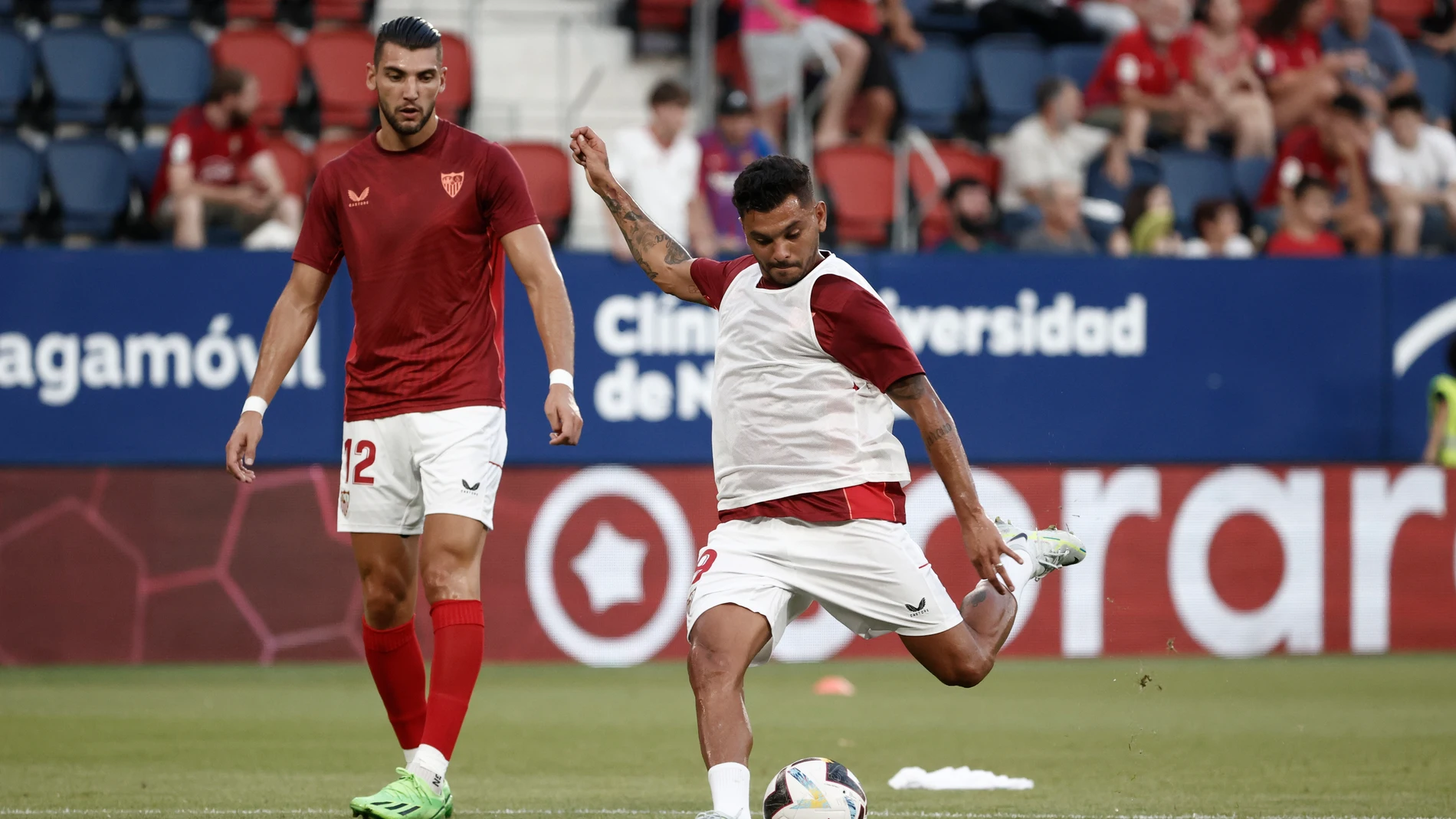 Tecatito Corona, antes del partido entre Osasuna y Sevilla de la primera jornada de la Liga Santander