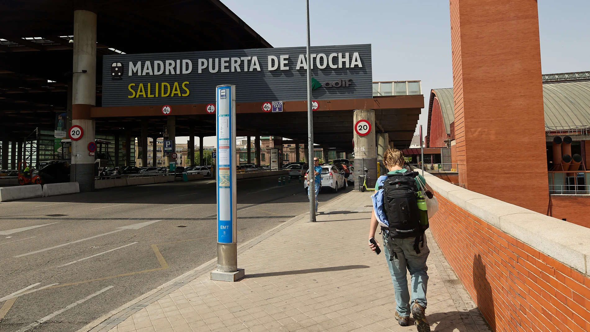 Un hombre camina en las inmediaciones de la estación de Ave Madrid - Puerta de Atocha